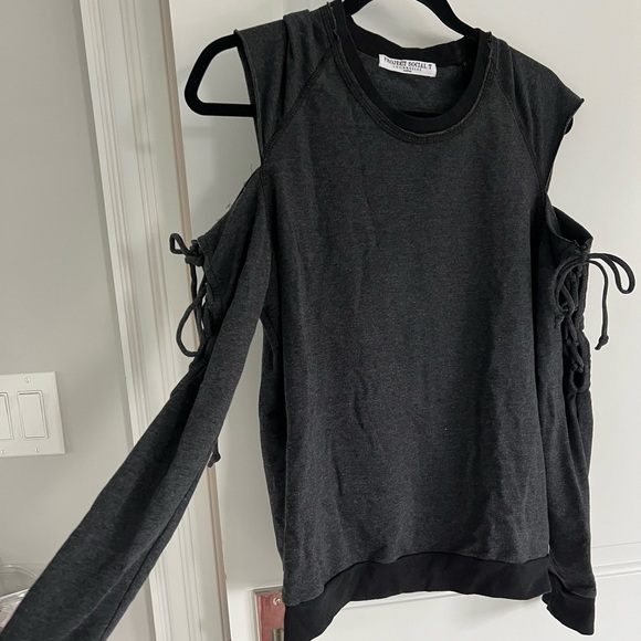 Cutout long sleeve sweatshirt - Picture 2 of 2